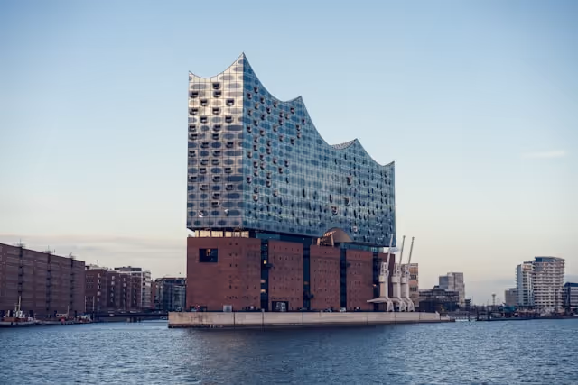 Die Elbphilharmonie am Wasser in Hamburg bei klarem Himmel.