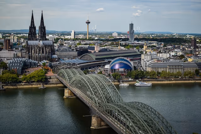 Blick auf die Hohenzollernbrücke über den Rhein mit dem Kölner Dom und dem Fernsehturm im Hintergrund in Köln.