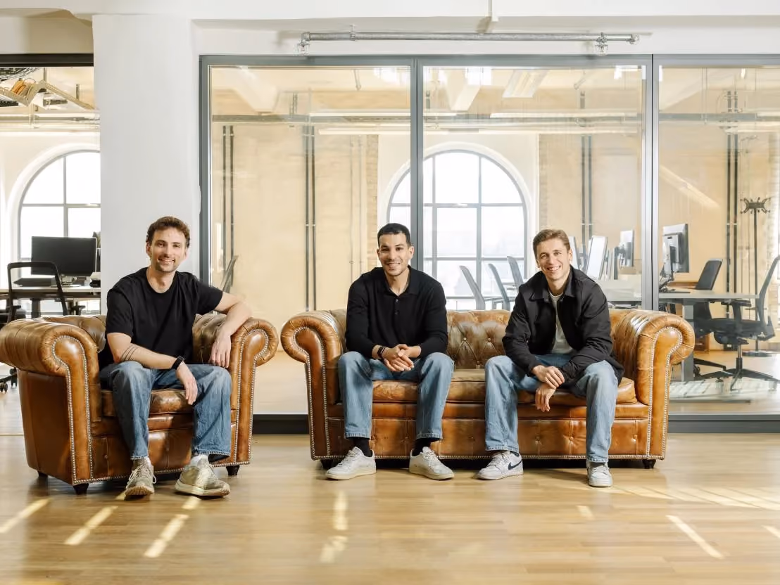Die drei Gründer der Deutschen Sanierungsberatung, Sebastian, Niclas und Adam, im Berliner Büro