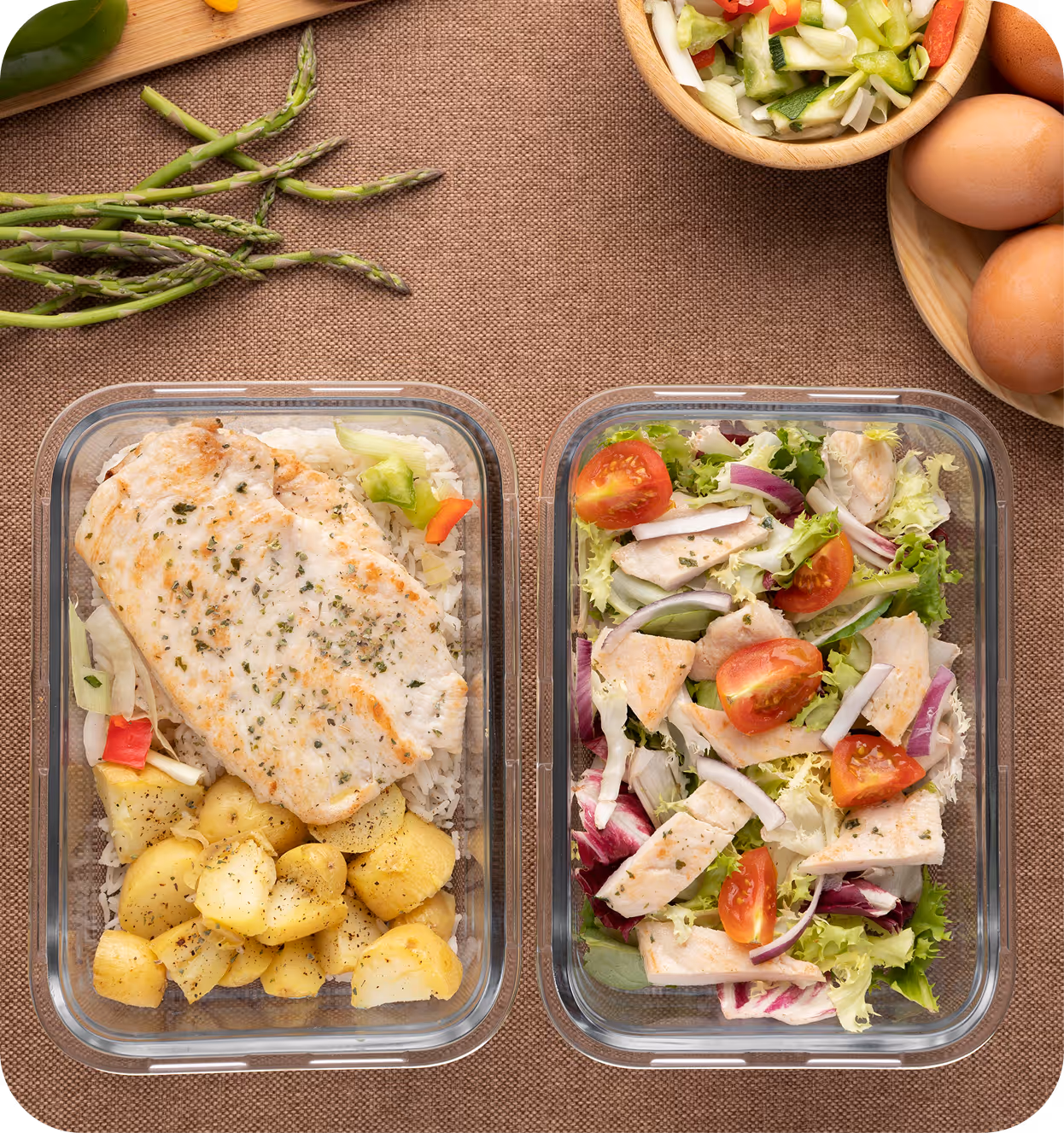 Repas batchcooking prêts dans des boîtes en verre, contenant du poulet rôti, des légumes et des pommes de terre