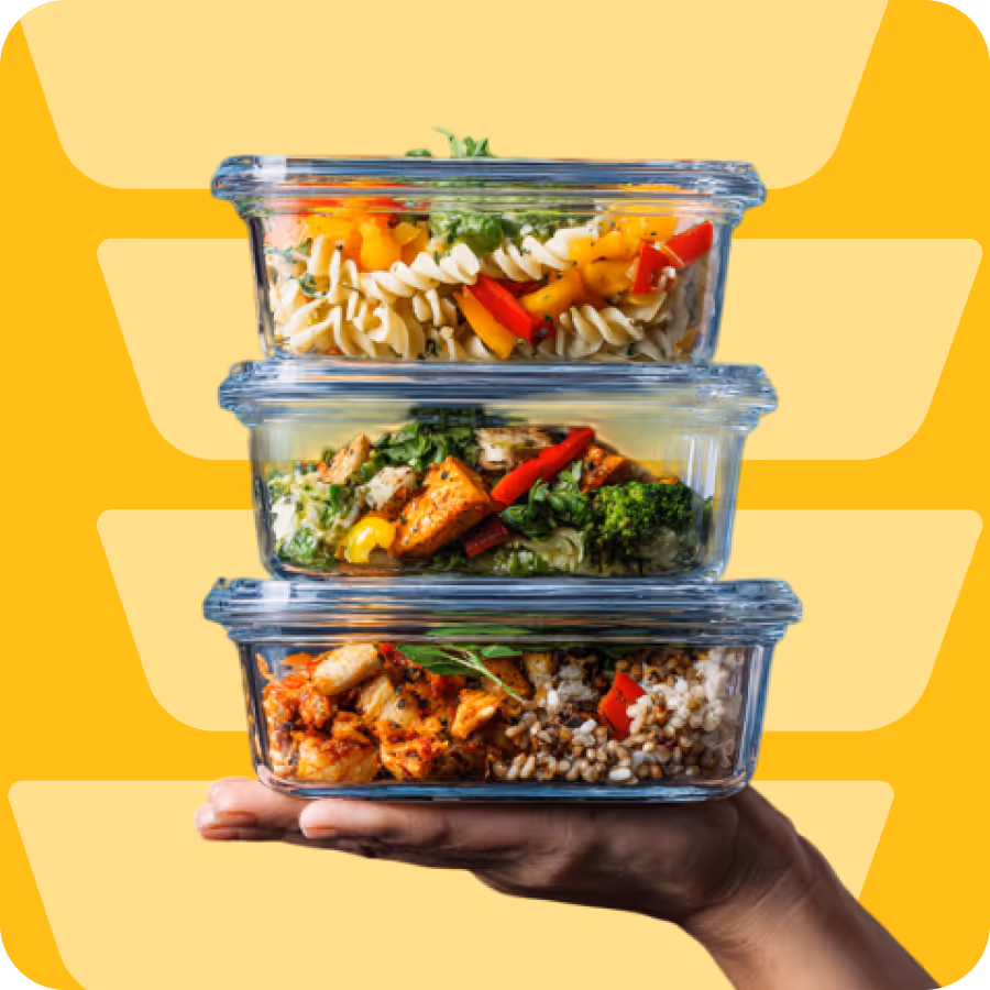 Trois plats préparés de batchcooking empilés dans des boîtes en verre, symbolisant des repas prêts pour la semaine