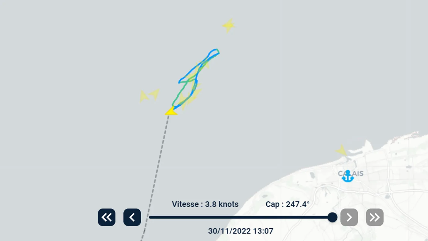 Carte de suivi d'un bateau au large de Calais, montrant son trajet en mer, sa vitesse de 3,8 nœuds et son cap à 247,4 degrés.