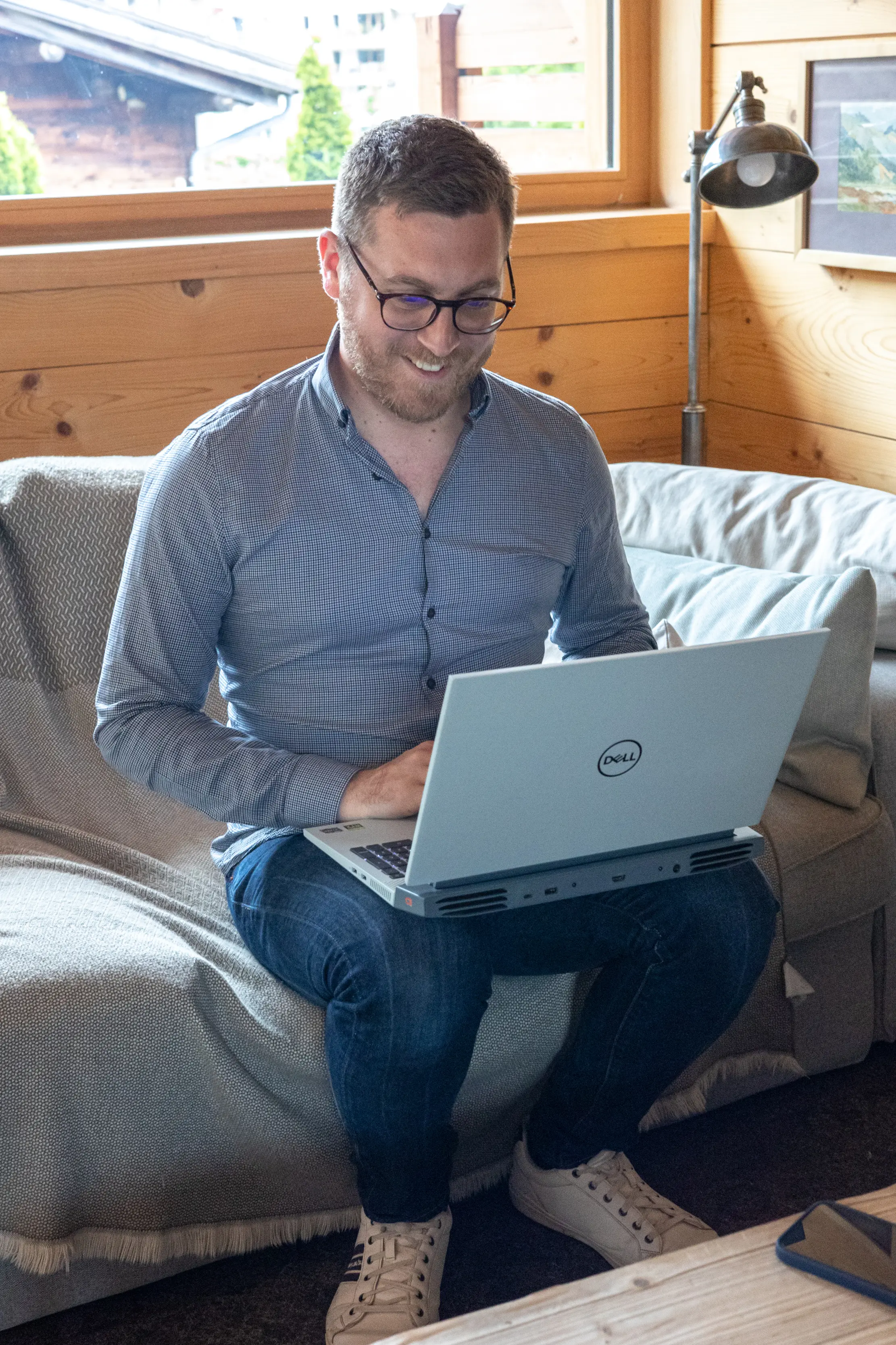 Deux femmes discutant près d'une table avec des amuse-bouches lors d'un événement en extérieur.
