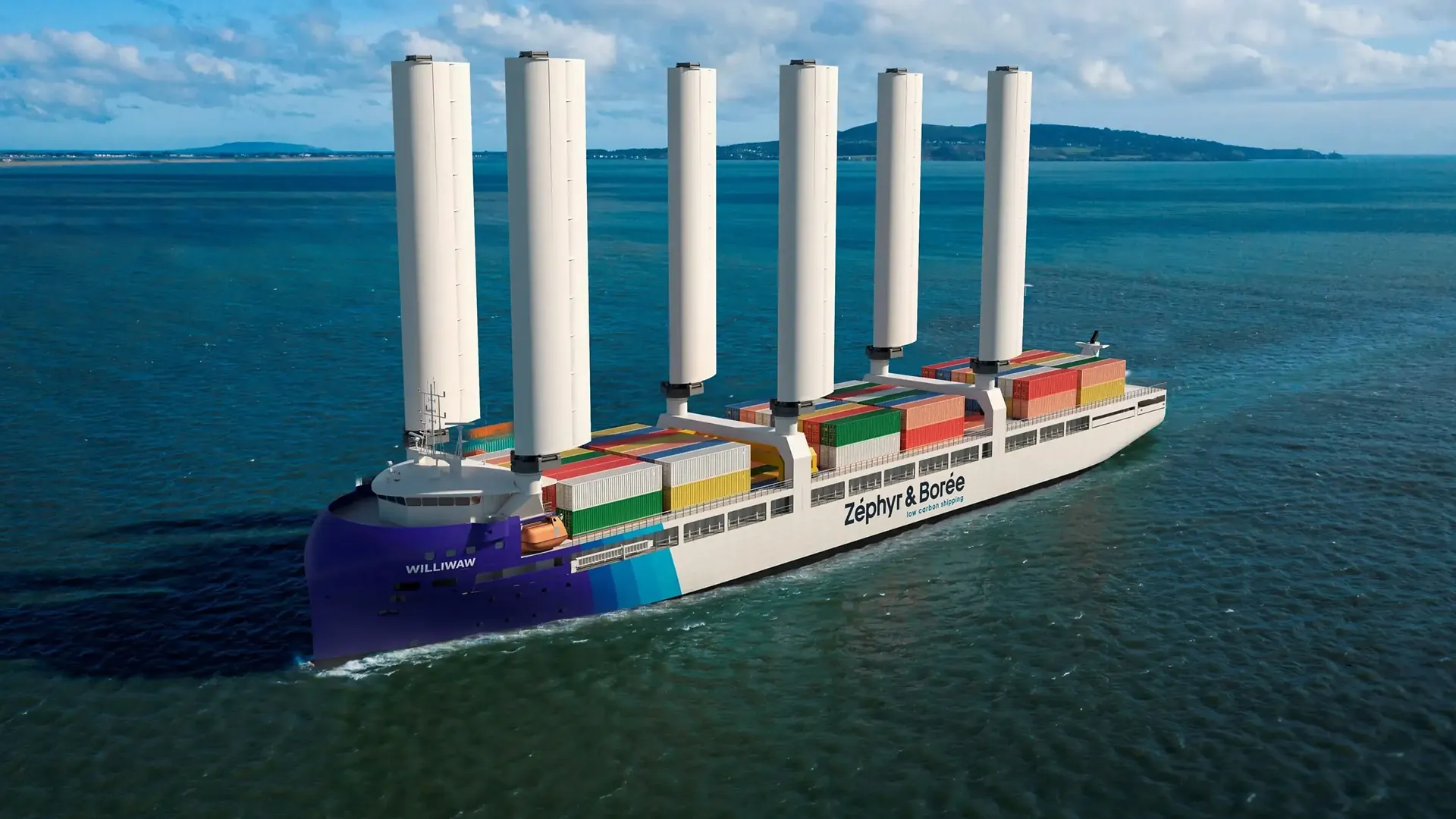 Navire porte-conteneurs avec six grandes voiles verticales blanches naviguant sur une mer calme.