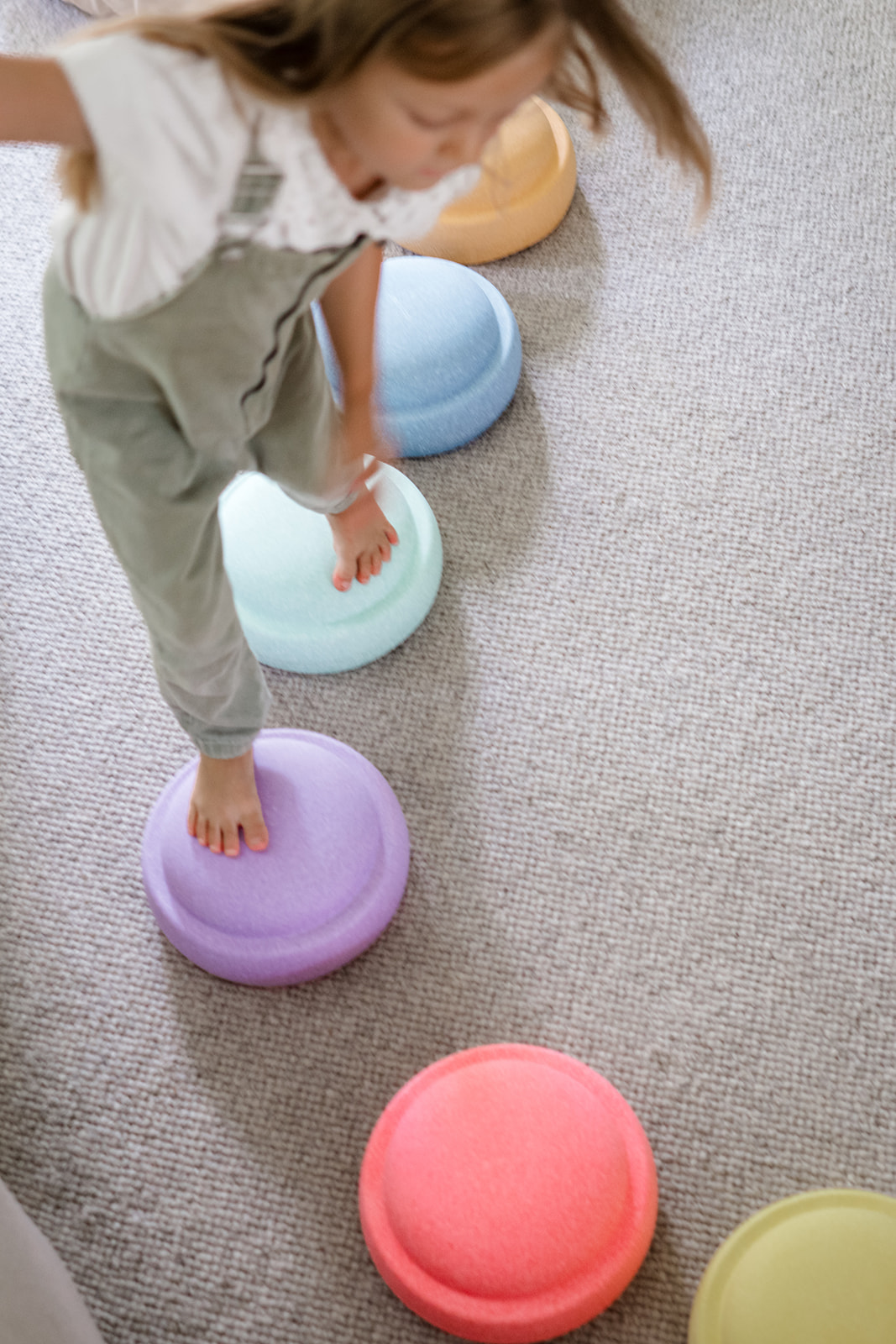 Meisje dat speelt met stapelstenen van Stapelstein, van bovenaf geschoten