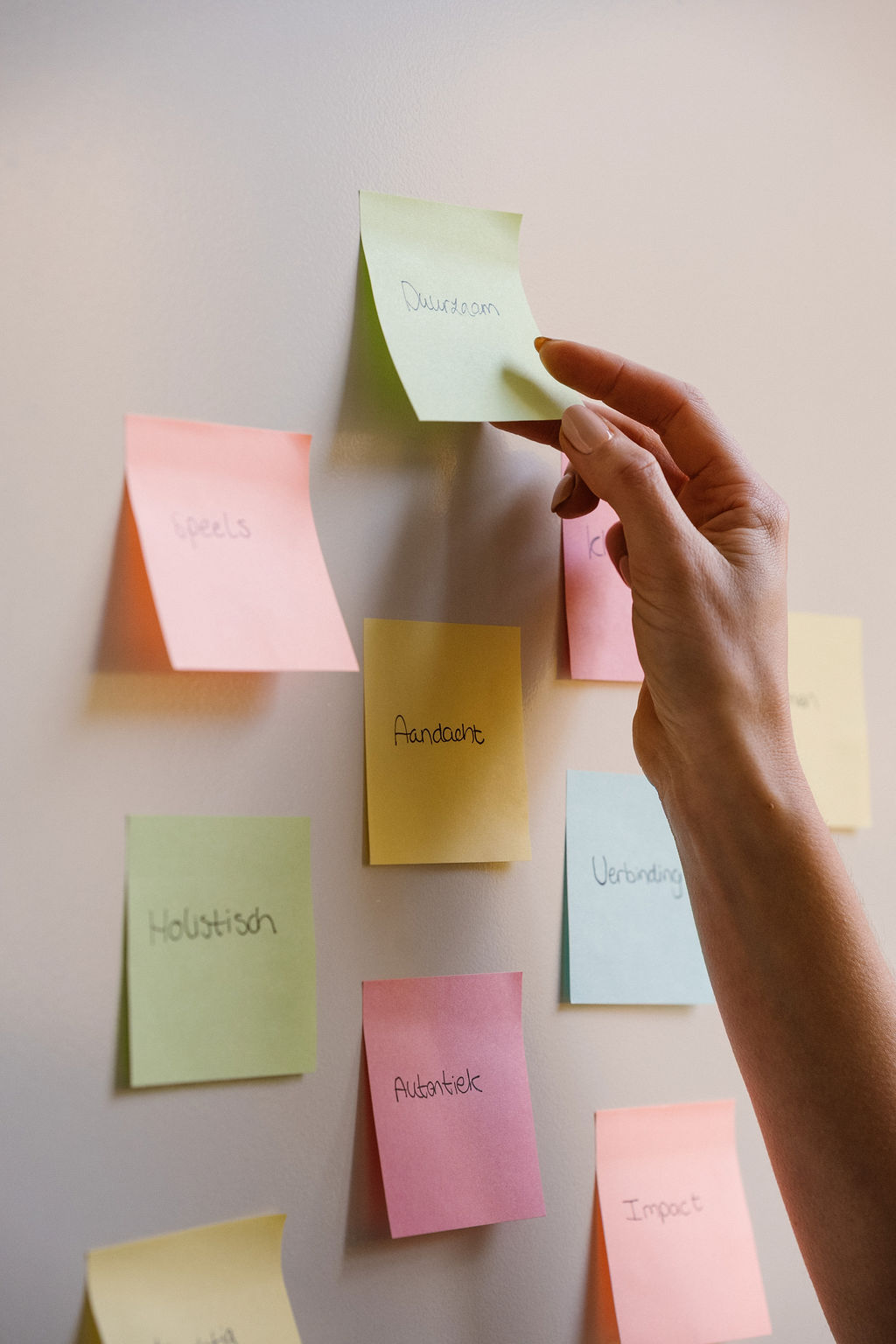 Foto van post its en hand