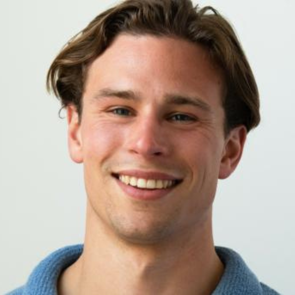 Klant in een portretfoto die naar de camera glimlacht