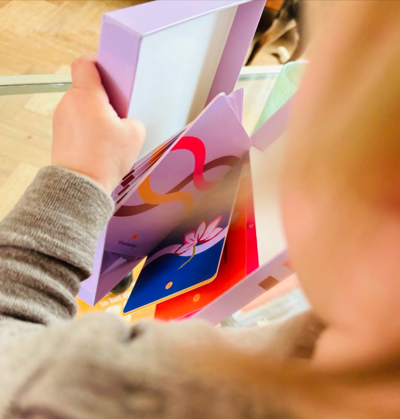 Kind in de weer met Waardendoosje