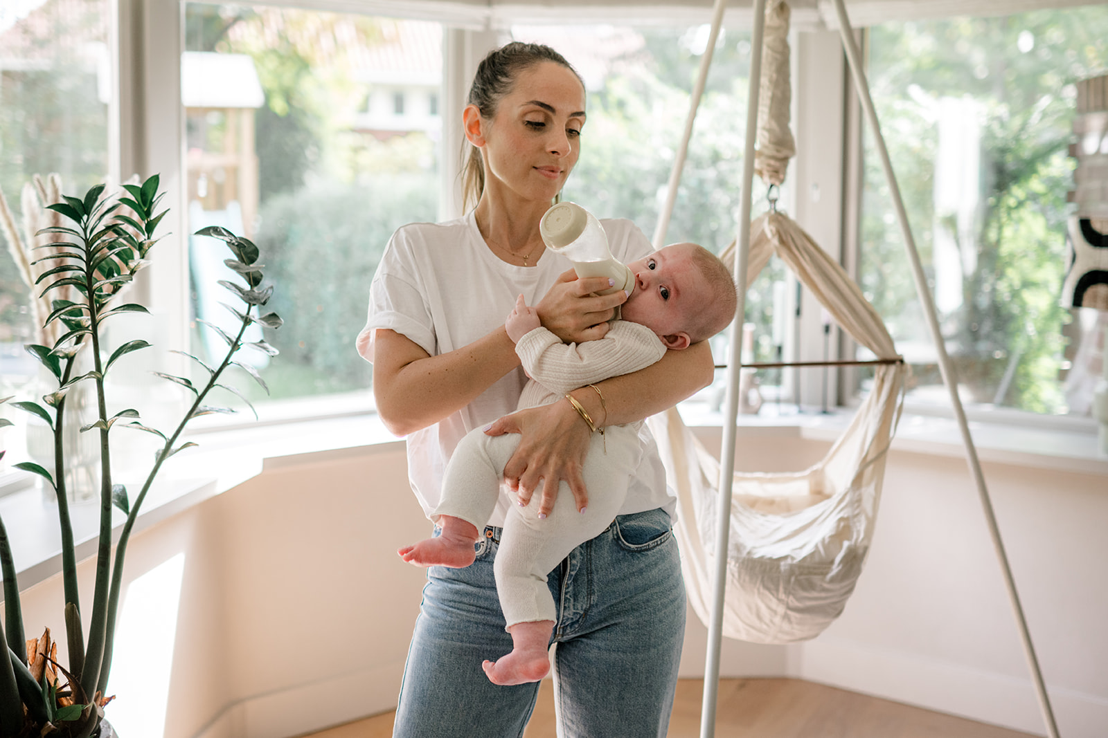 Tiny Library brandshoot, moeder en baby met Moonboon babyhangmat op de achtergrond