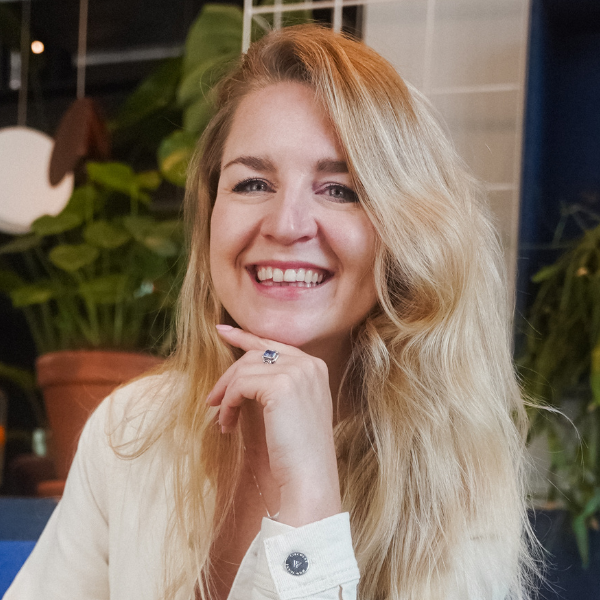 Foto van Bibi Looijestijn bij testimonial