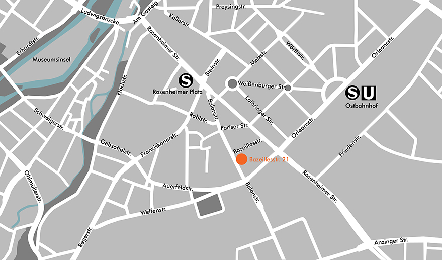Karte eines Münchner Stadtgebiets mit den markierten Bahnhöfen Rosenheimer Platz (S-Bahn) und Ostbahnhof (S- und U-Bahn), hervorgehoben mit einem orangenen Punkt die Adresse Bazeillestr. 21.