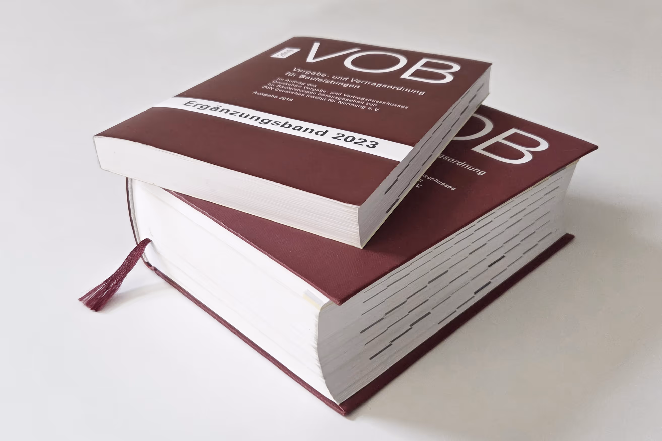 Zwei rote Bücher mit dem Titel VOB – Vergabe- und Vertragsordnung für Bauleistungen.