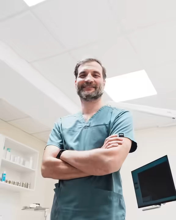 Dr. Jaroslav Wilson in seiner Zahnarztpraxis in Linz