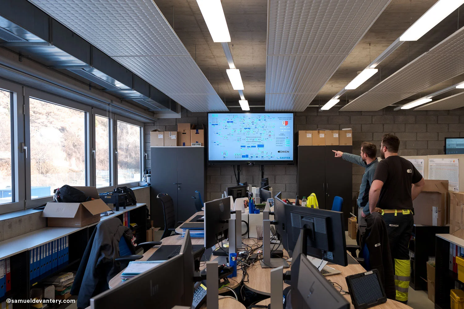 Photo représentant des ingénieur dans les locaux d'OIKEN