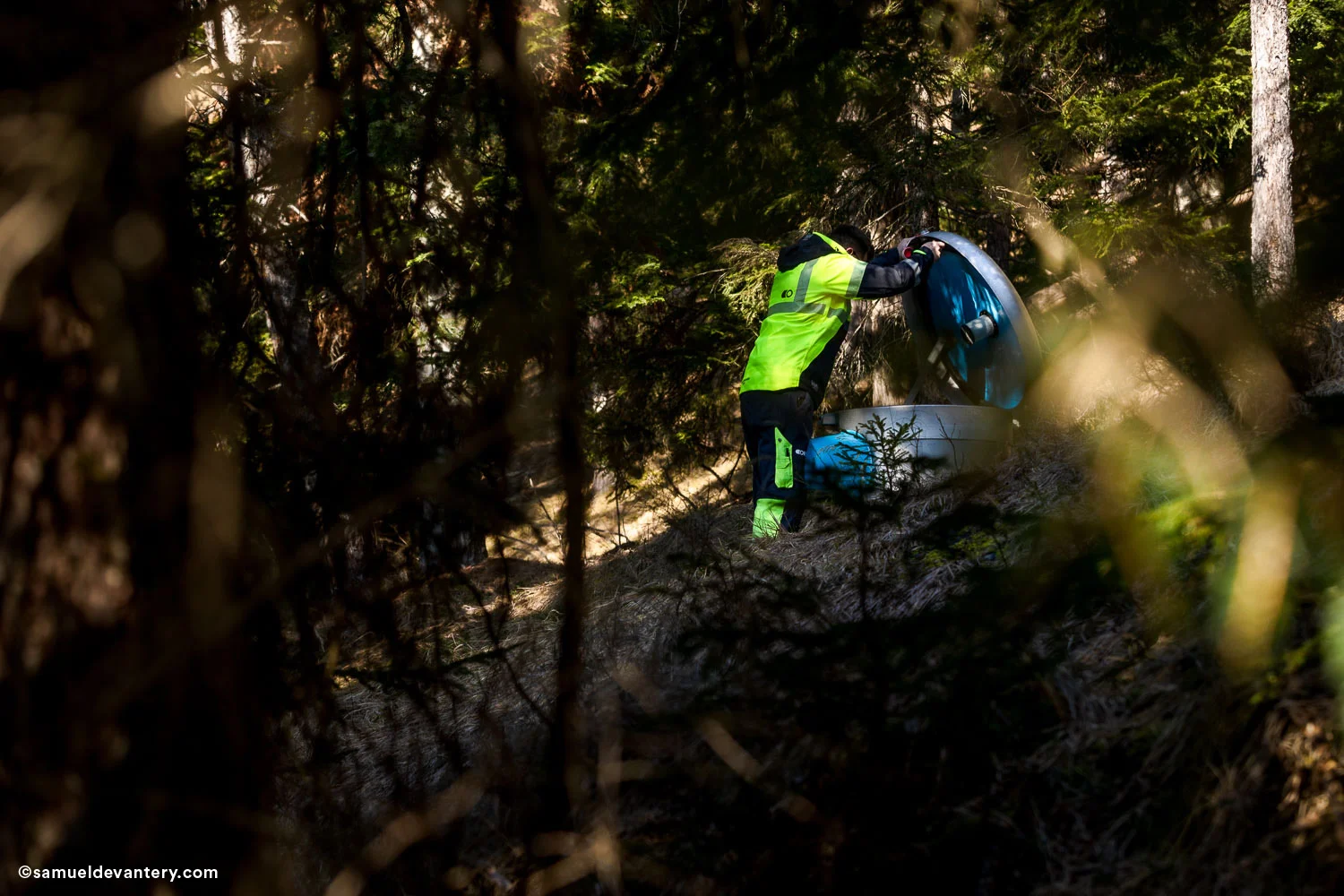 Un employé d'OIKEN, un fontainier, inspecte une installation de captage