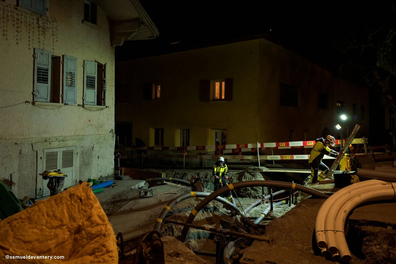 Des ouvriers OIKEN sont en train de travailler sur le réseau de l'Eau de Sion