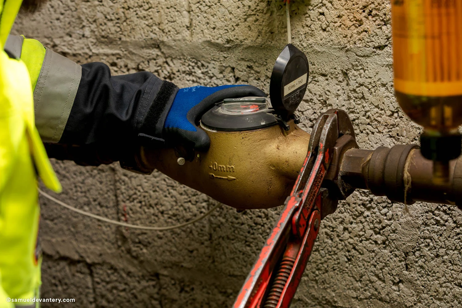 Un ouvrier OIKEN inspecte une jauge posée sur les conduites de Sion