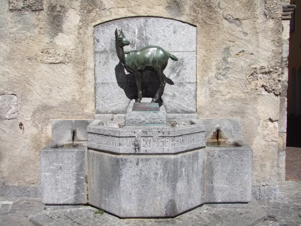 Photo de la fontaine du Chamois à la rue du Chapitre à Sion