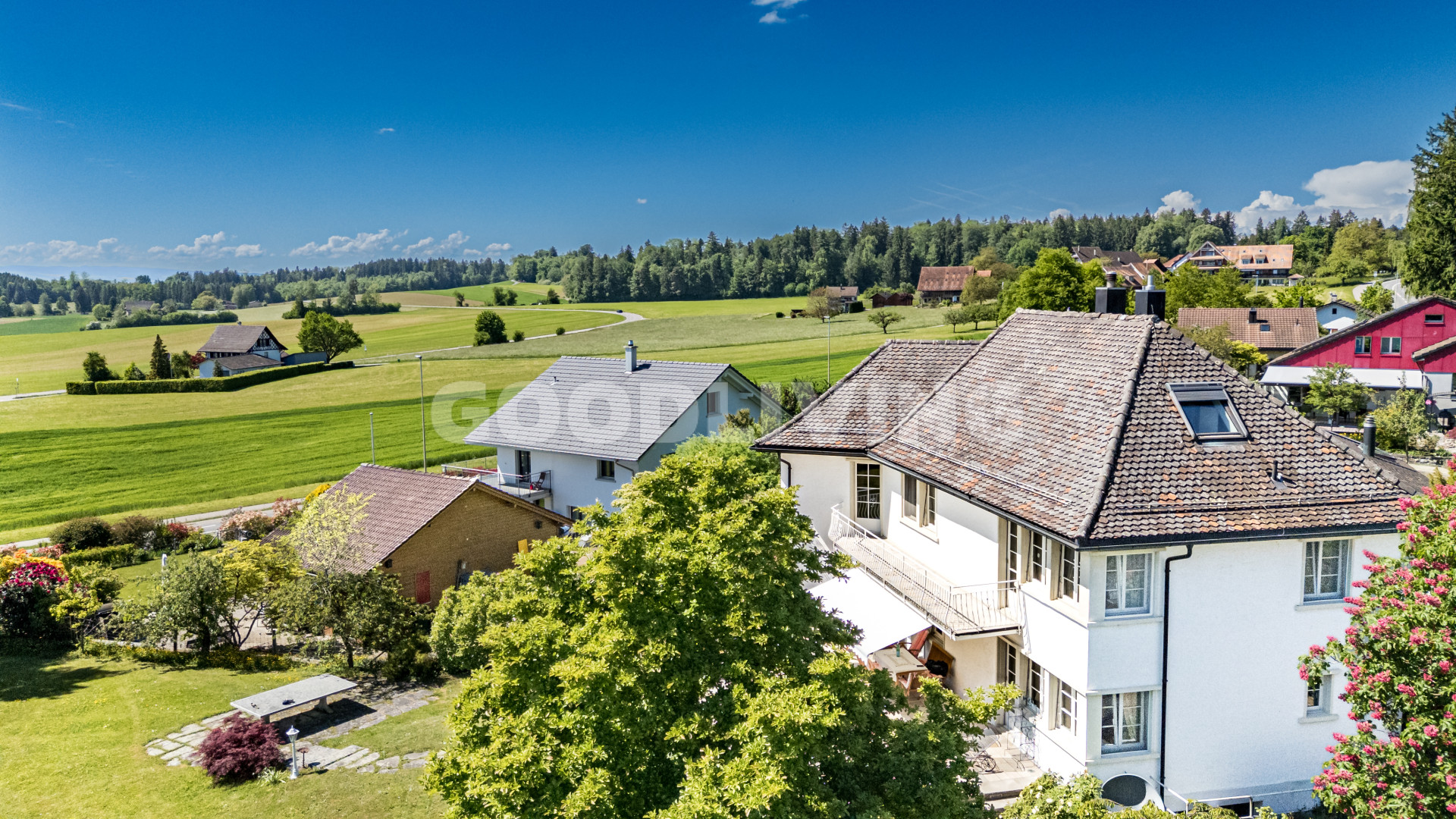 Exklusives Anwesen mit separatem Atelier- und Garagengebäude