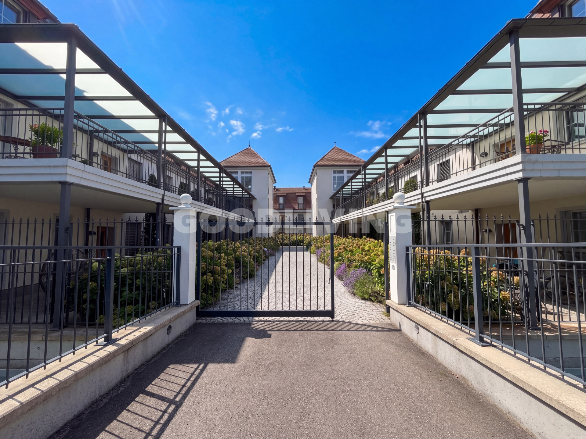 Grosszügig wohnen am Weiher – 4.5-Zimmer-Eckwohnung mit Südbalkon und Badeparadies