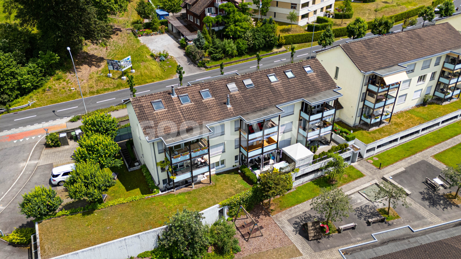 Zwei Gartenwohnungen an exklusiver Lage in Greppen – Wohnen, Arbeiten und Leben am See