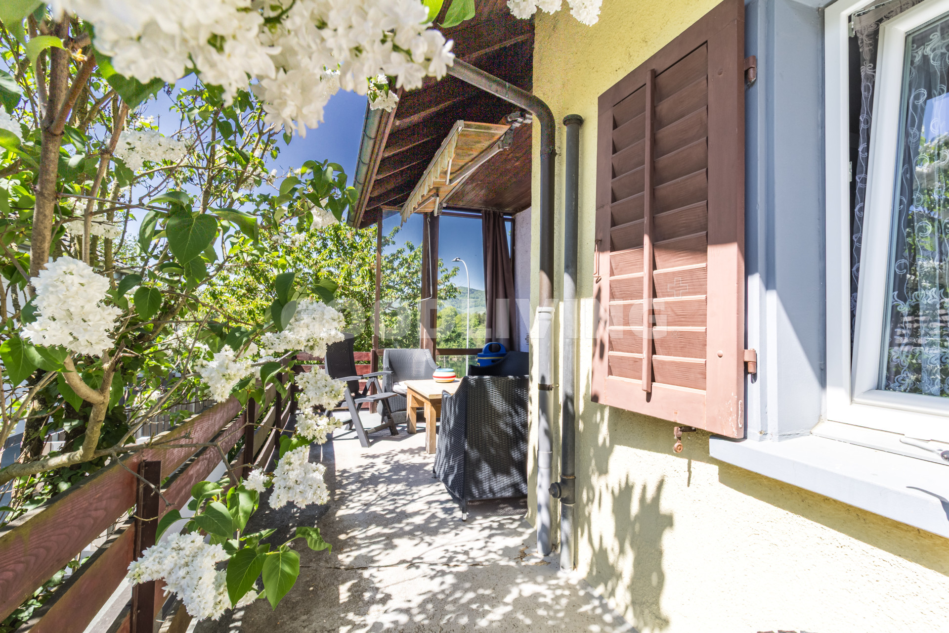 Sonnige Gartenidylle mit Blick ins Grüne