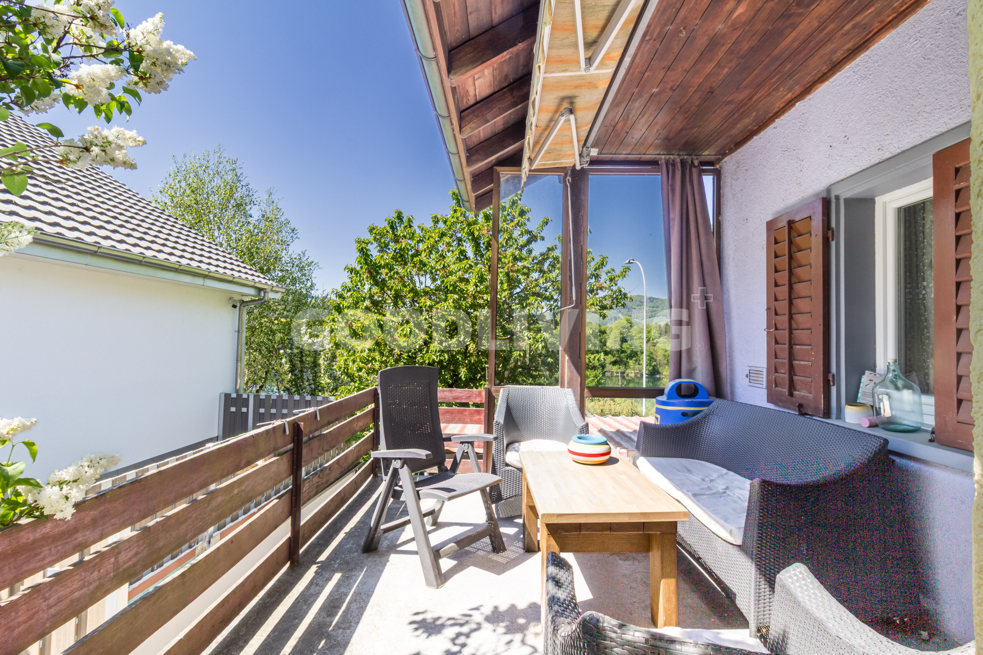 Sonnige Gartenidylle mit Blick ins Grüne