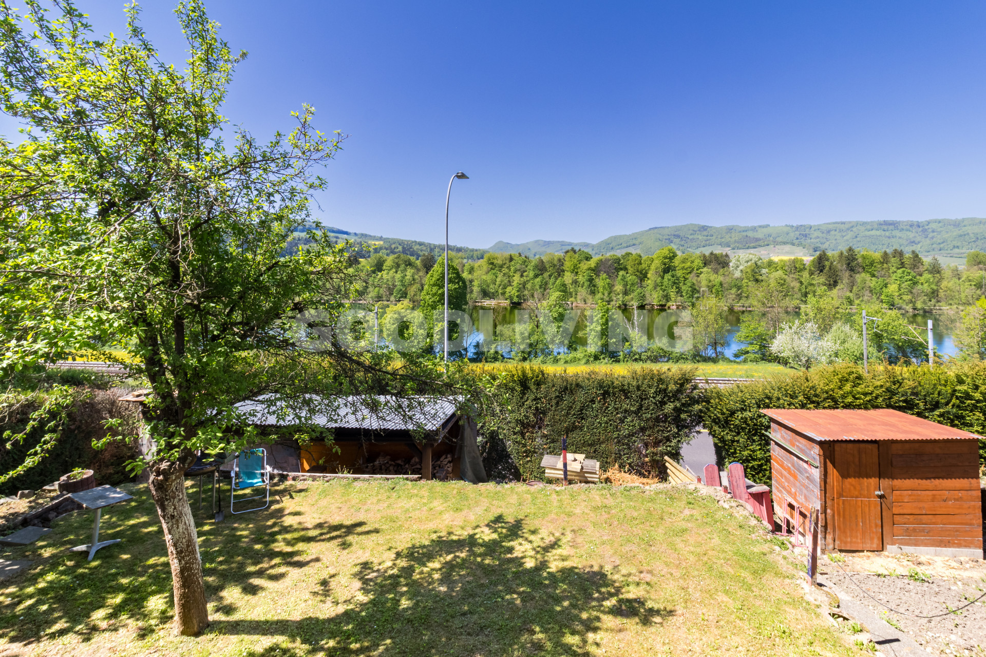 Sonnige Gartenidylle mit Blick ins Grüne