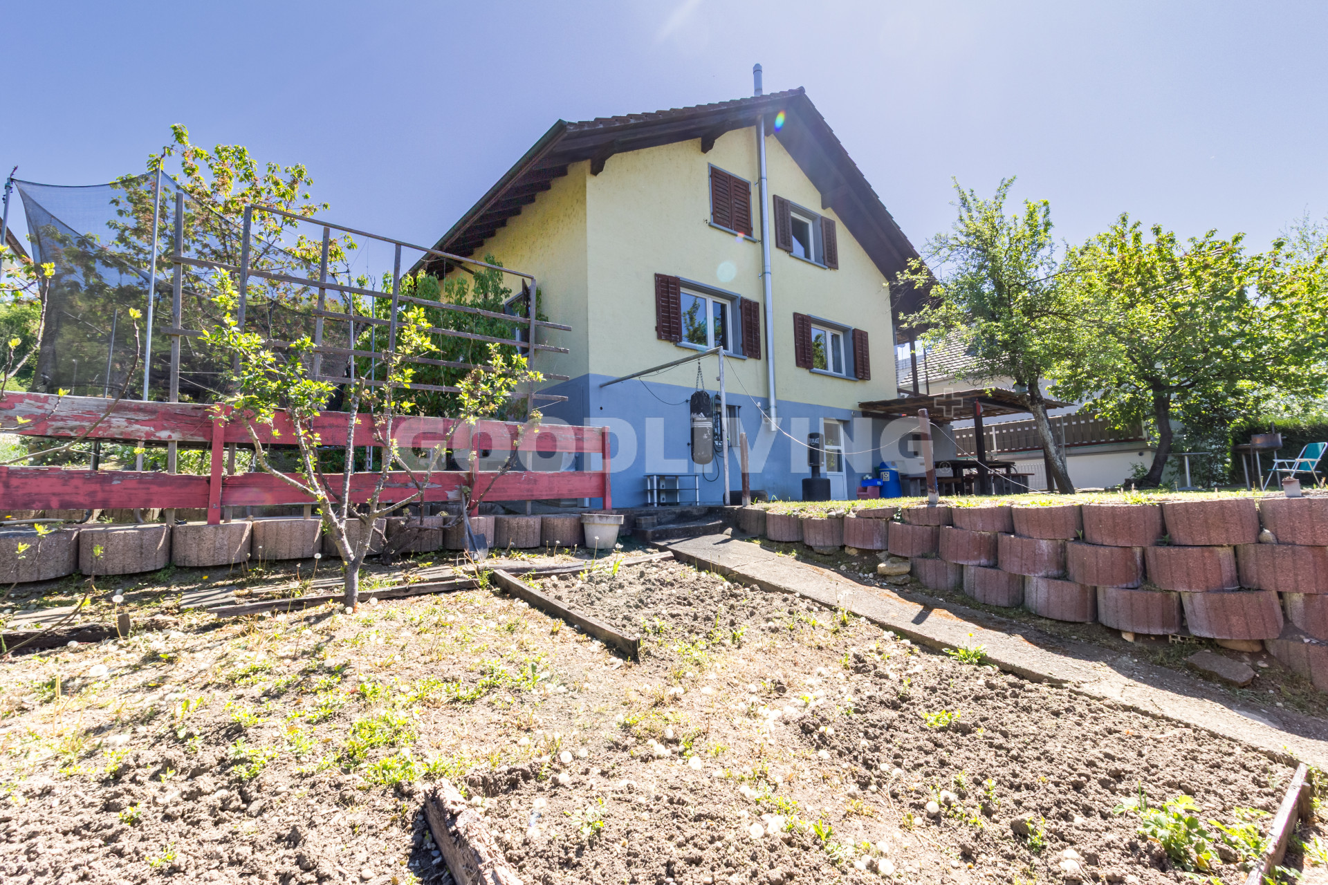 Sonnige Gartenidylle mit Blick ins Grüne