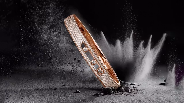 Bracelet de luxe en or rose serti de diamants, mis en scène dans un décor sombre et minéral pour une vidéo élégante et haut de gamme.