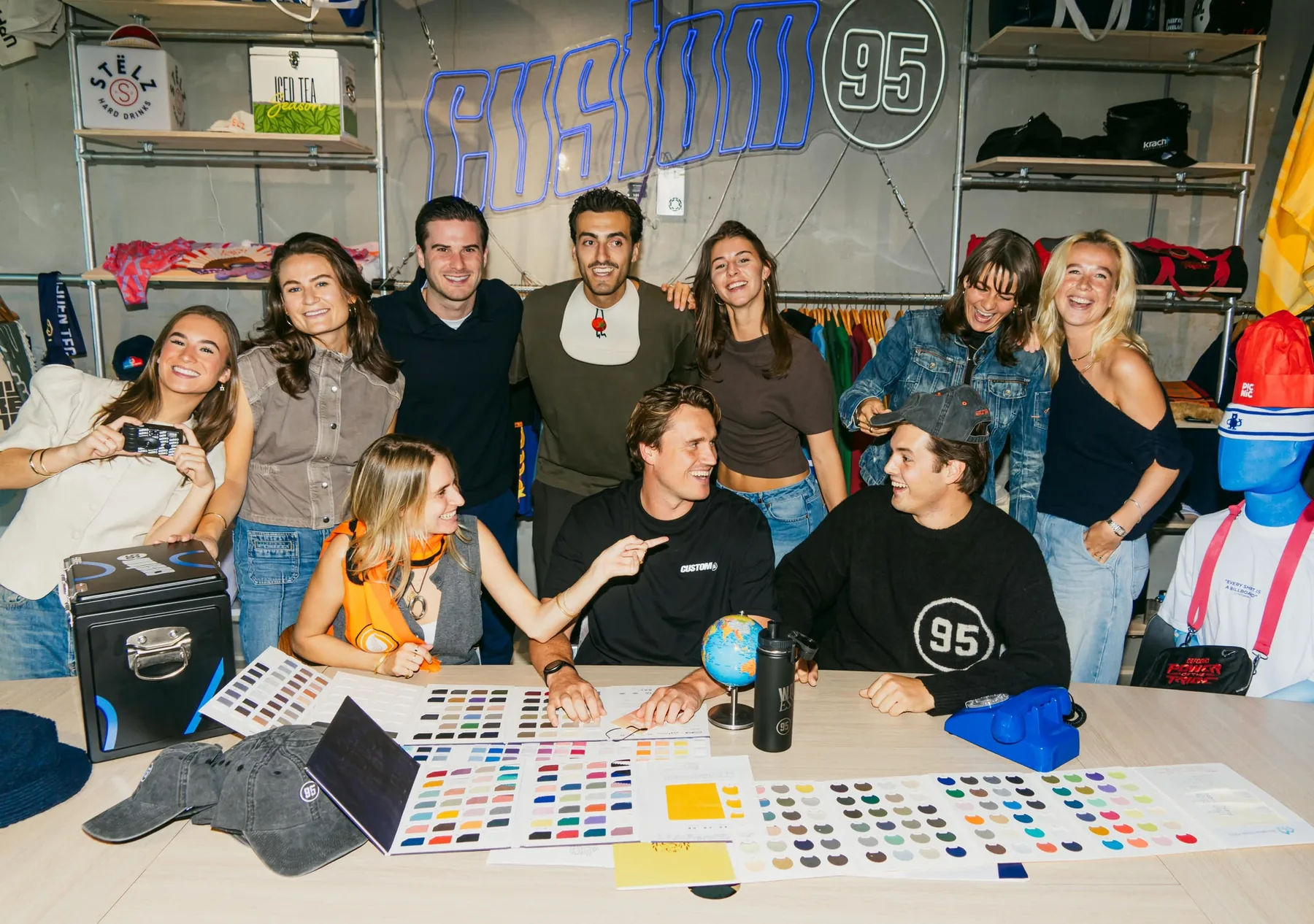 Het team van Custom95 in de showroom in de Houthavens
