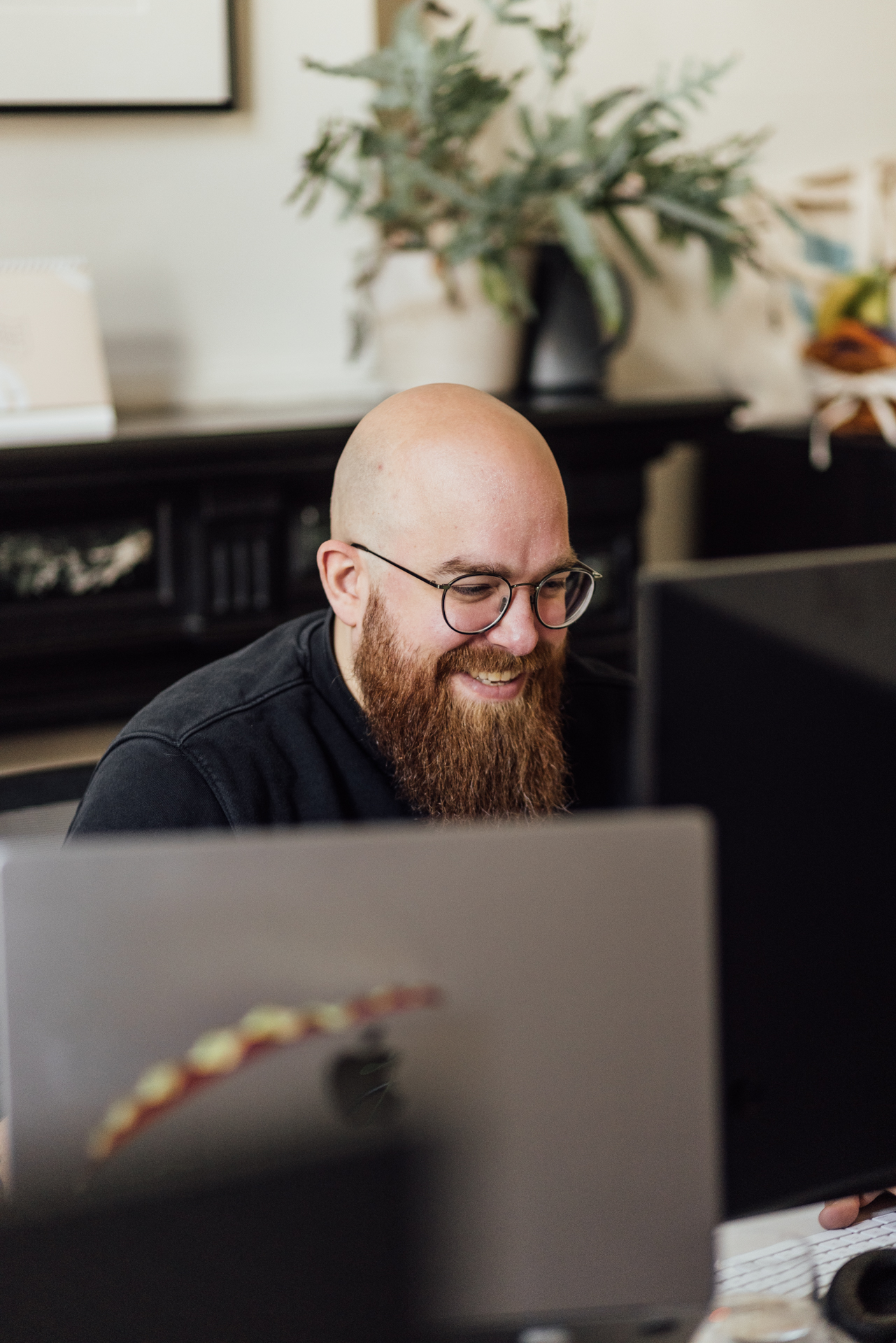 Creative Director Rik Mockers aan het werk op het kantoor van Mast Agency