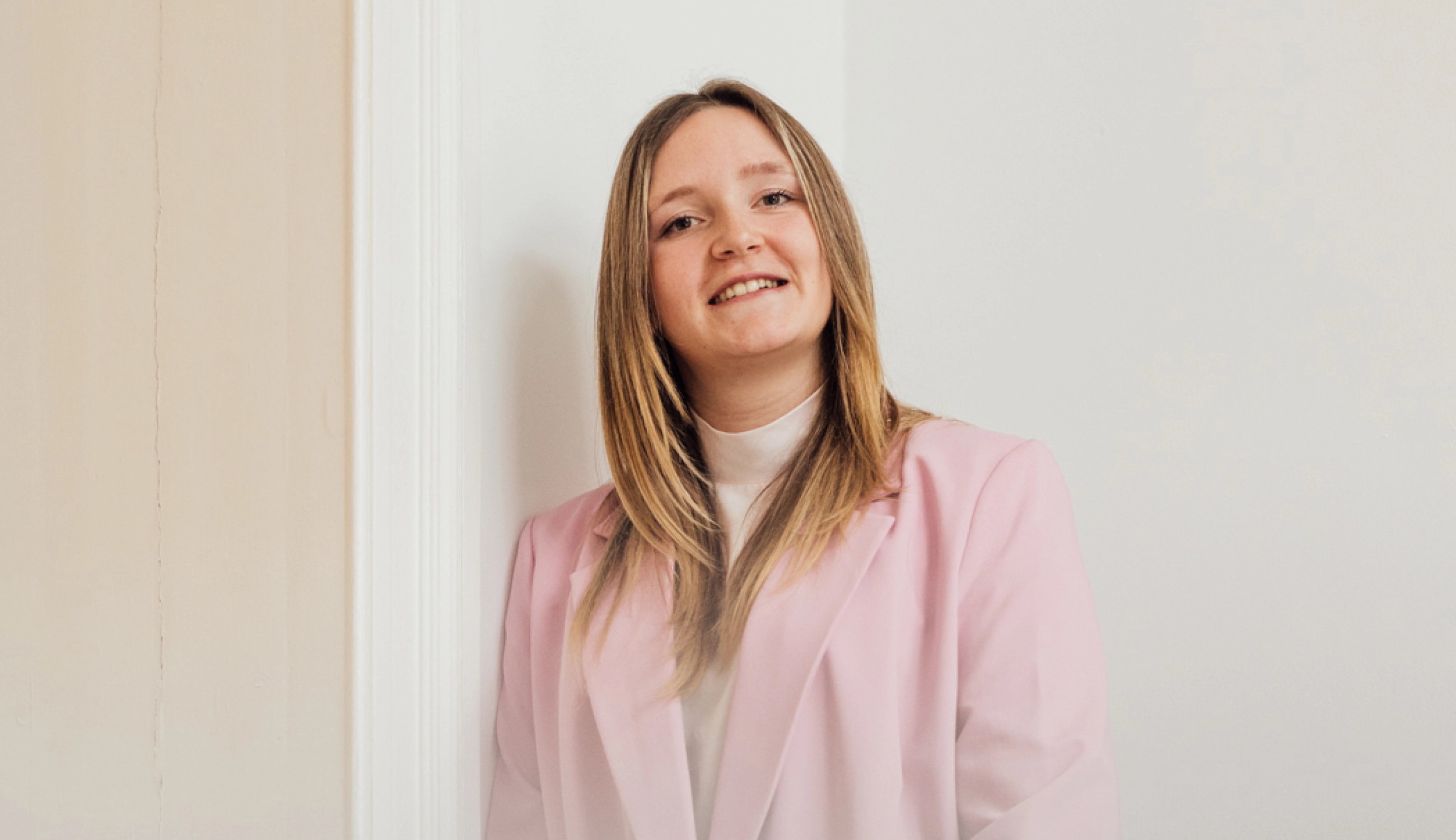 Contentmarketeer Frouke leunend tegen een grijze muur