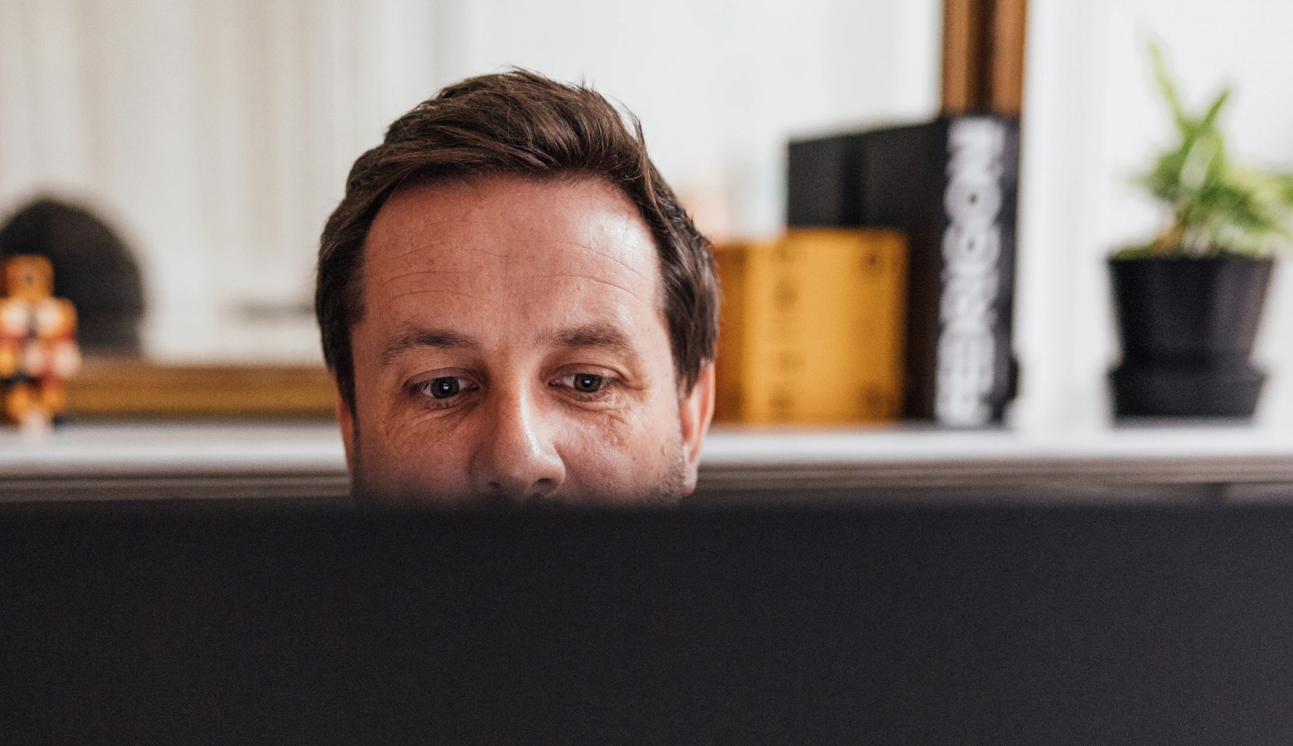 Close-up van merkstrateeg Jan zijn hand met een balpen met opschrift 'Mast'.