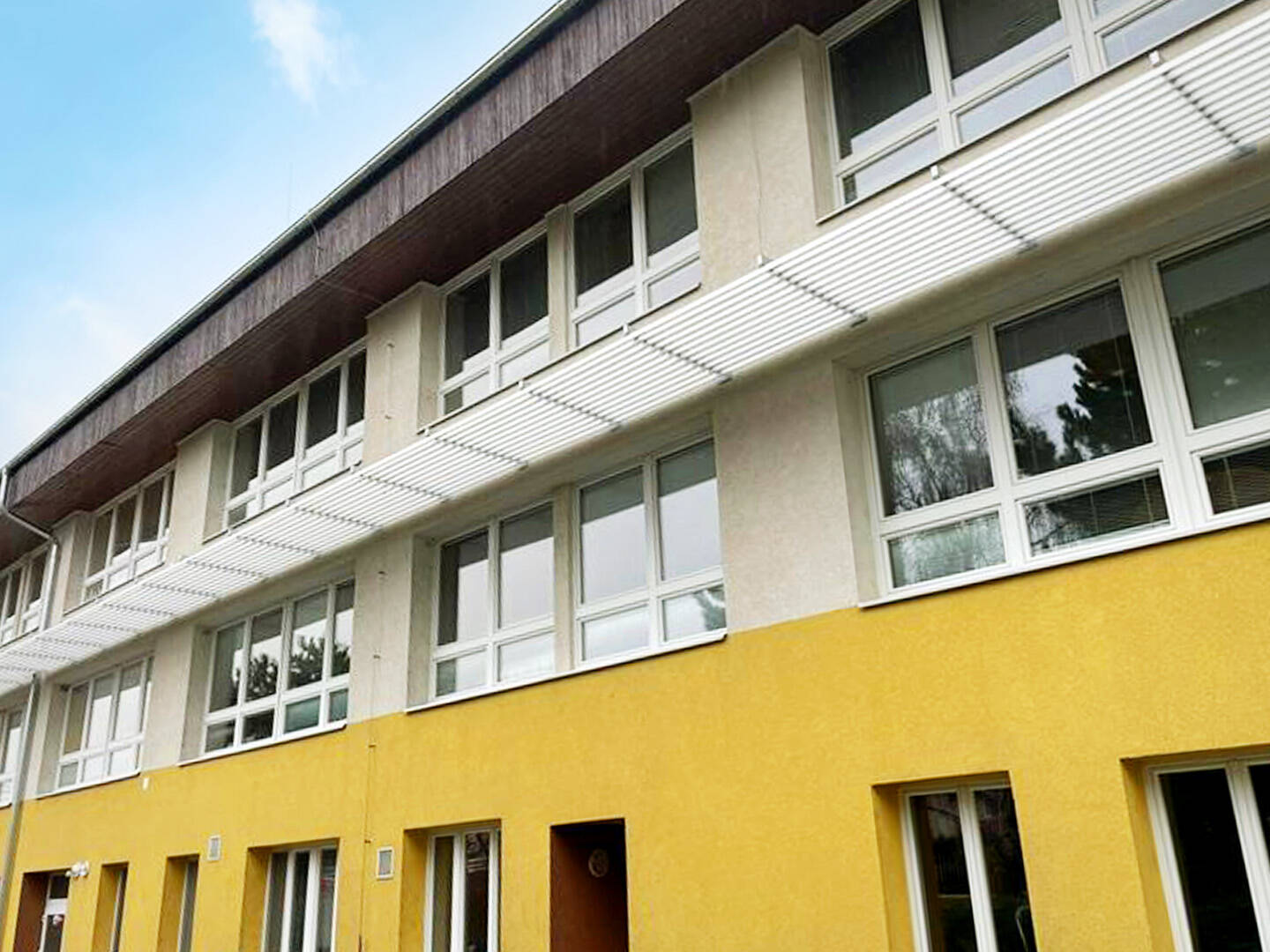 Slunolamy nad okny školky v Podivíně