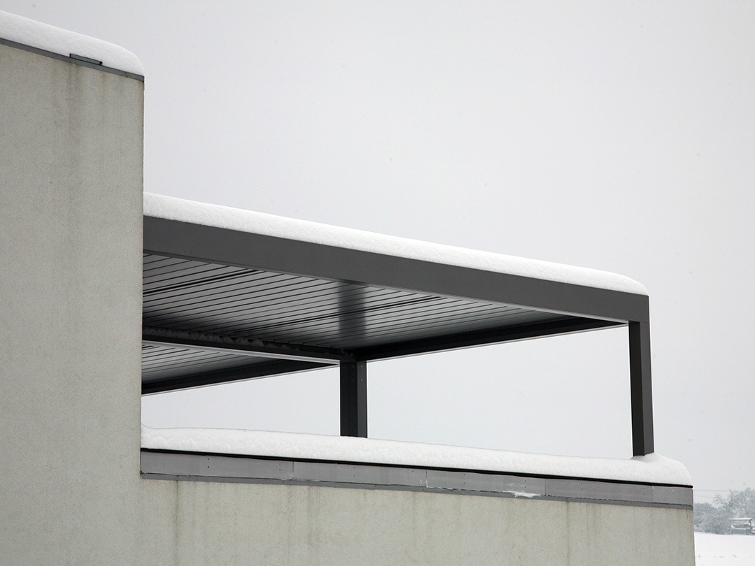 Pergola ve sněhu se zavřenými lamelami