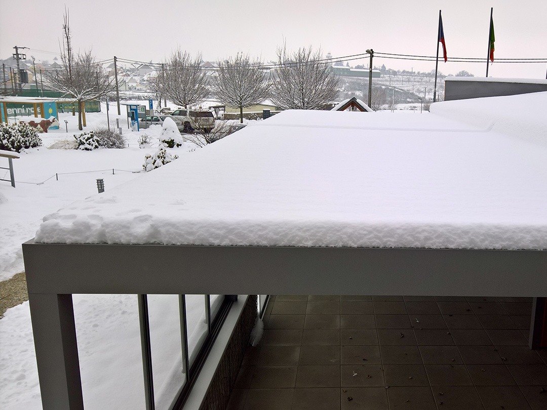 Zasněžená bioklimatická pergola Placeo v zimě