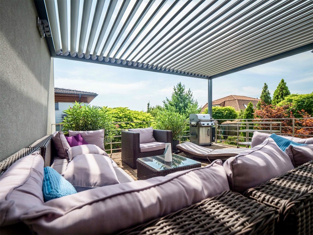 Maximální komfort na terase - bioklimatická pergola s naklápěcími lamelami a venkovním posezením