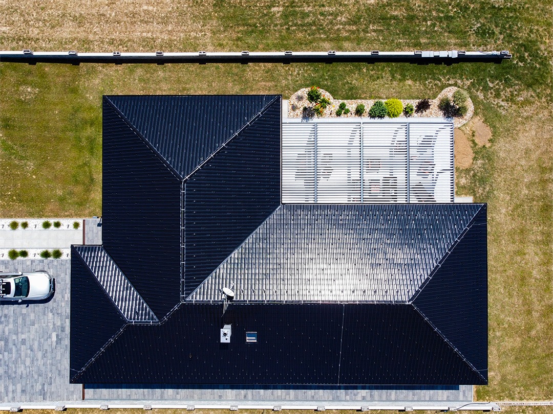 Pohled shora na bioklimatickou pergolu s hliníkovými lamelami