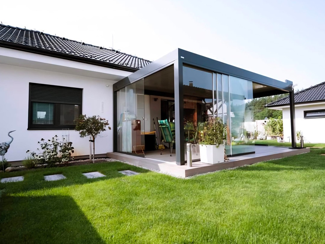 Moderní bioklimatická pergola s prosklením u rodinného domu