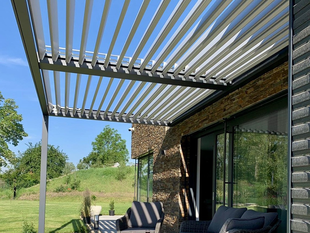 Bioklimatická pergola napojená na zateplenou fasádu domu