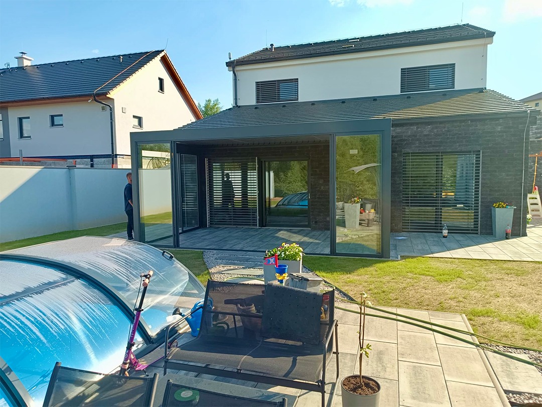 Zasklená pergola kotvená k rodinnému domu