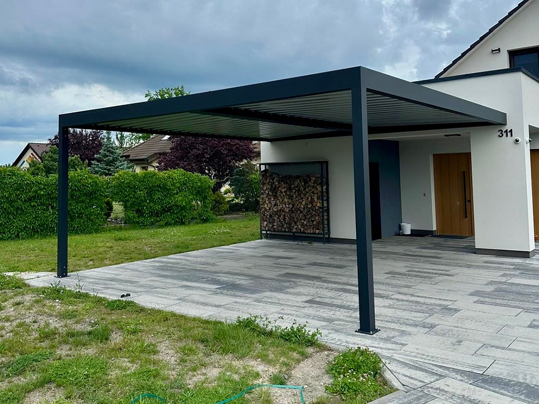 Moderní hliníková pergola u rodinného domu a stavební povolení