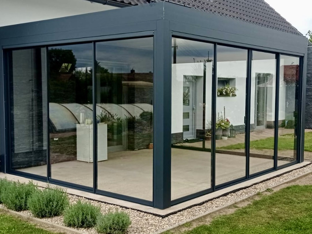 Zasklenie bioklimatickej pergoly pomocou posuvných sklenených stien ako doplnok pre vyšší komfort a celoročné využitie terasy