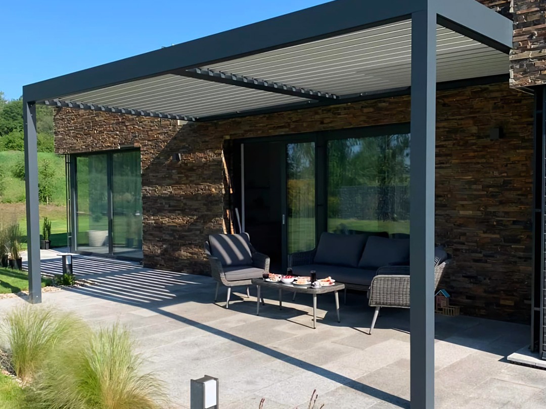 Moderná bioklimatická hliníková pergola s lamelovou strechou - dizajnové zastrešenie terasy pri rodinnom dome