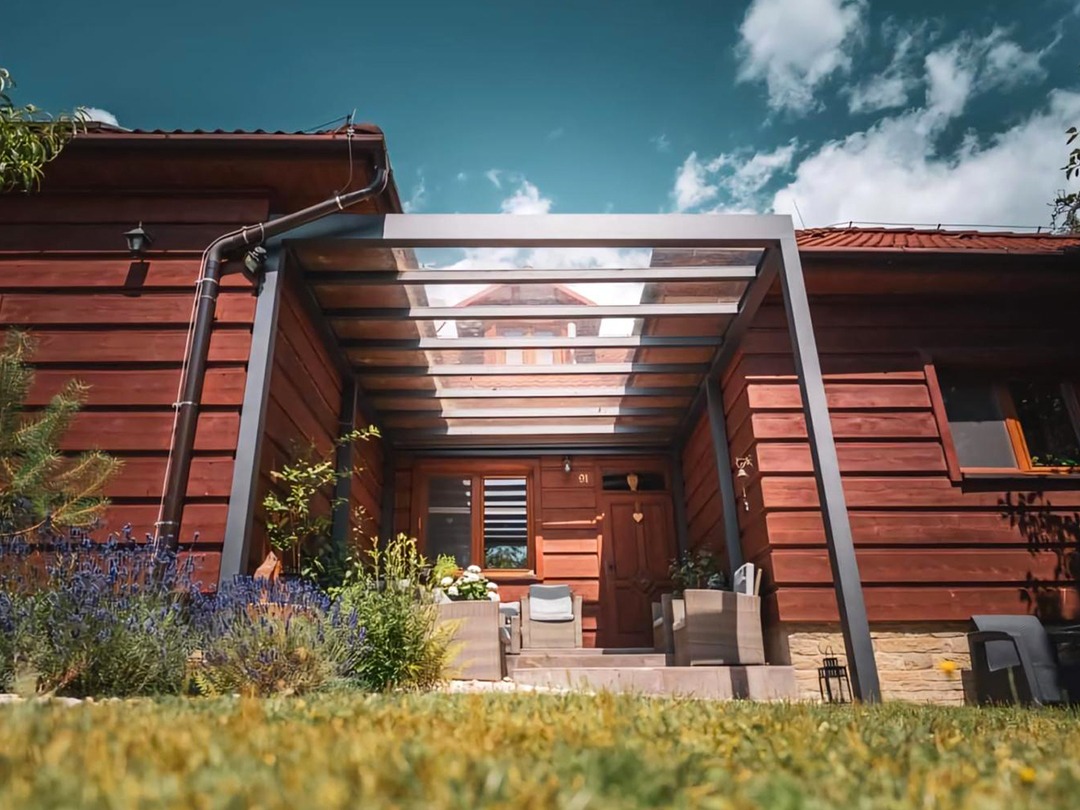 Pergola s pevnou priehľadnou strechou z polykarbonátu - jednoduché zastrešenie terasy s maximom denného svetla