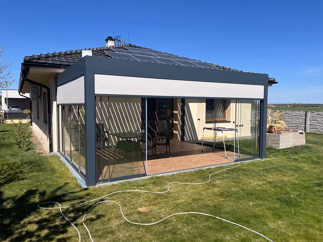 Bioklimatická pergola s posuvným zasklením premenená na zimnú záhradu