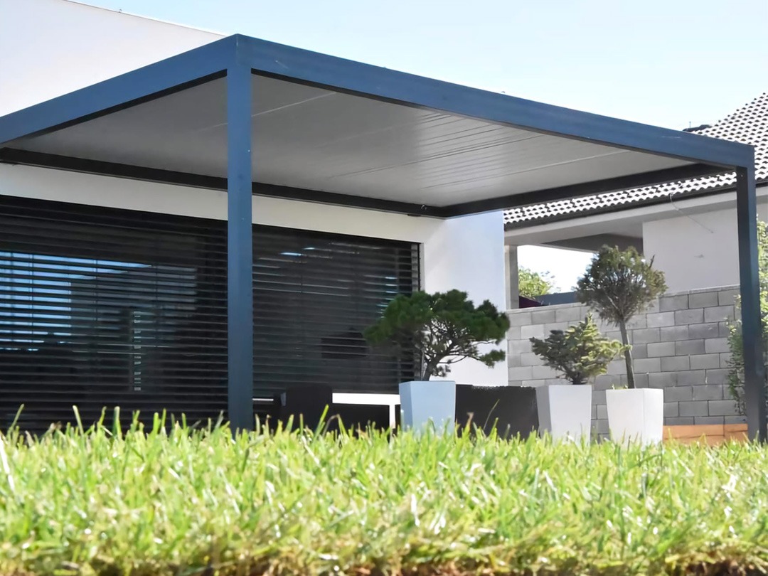 Bioklimatická pergola ukotvená k fasáde rodinného domu nad terasou