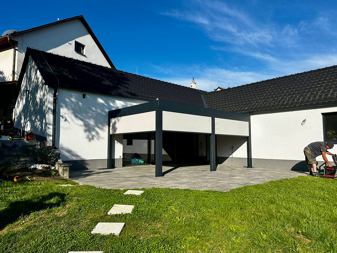 Južná terasa pri rodinnom dome s bioklimatickou pergolou