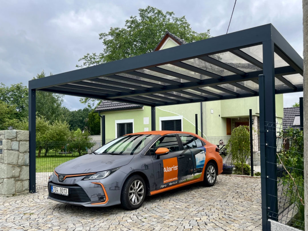 Hliníkový přístřešek na auto s pevnou střechou před rodinným domem